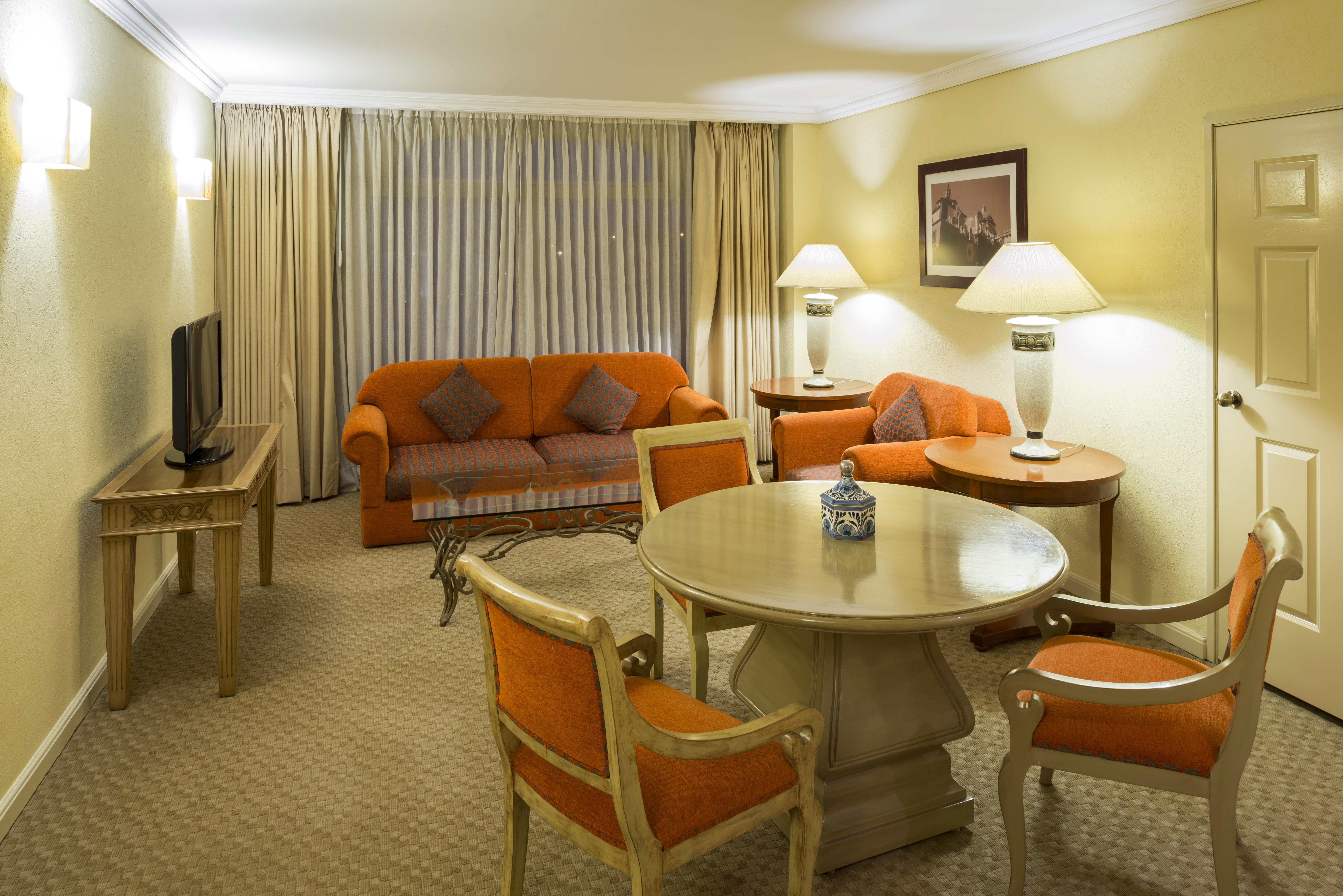 Camino Real Puebla Angelopolis Hotel Exterior foto A living room in a suite
