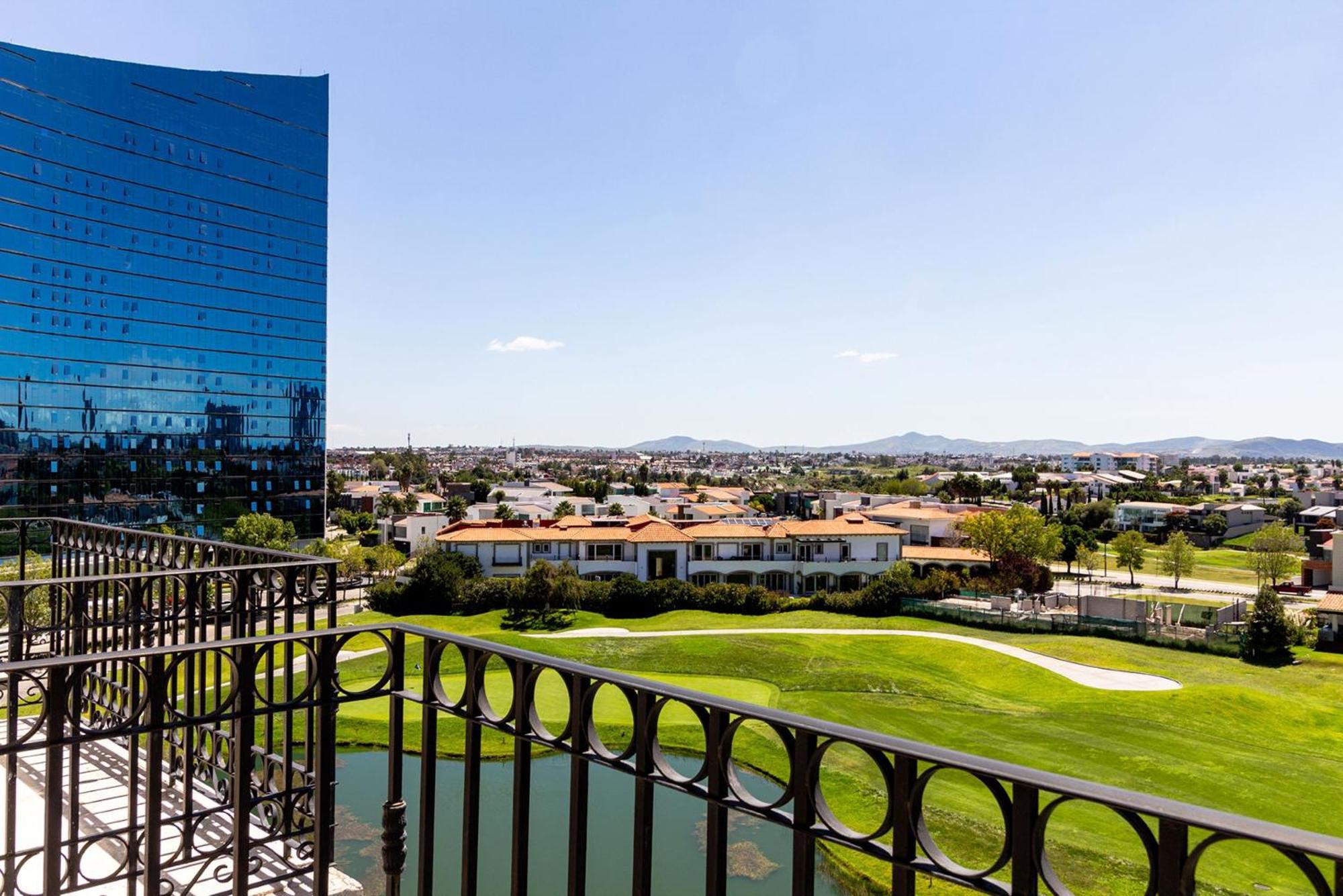 Camino Real Puebla Angelopolis Hotel Exterior foto View of the golf course from the hotel