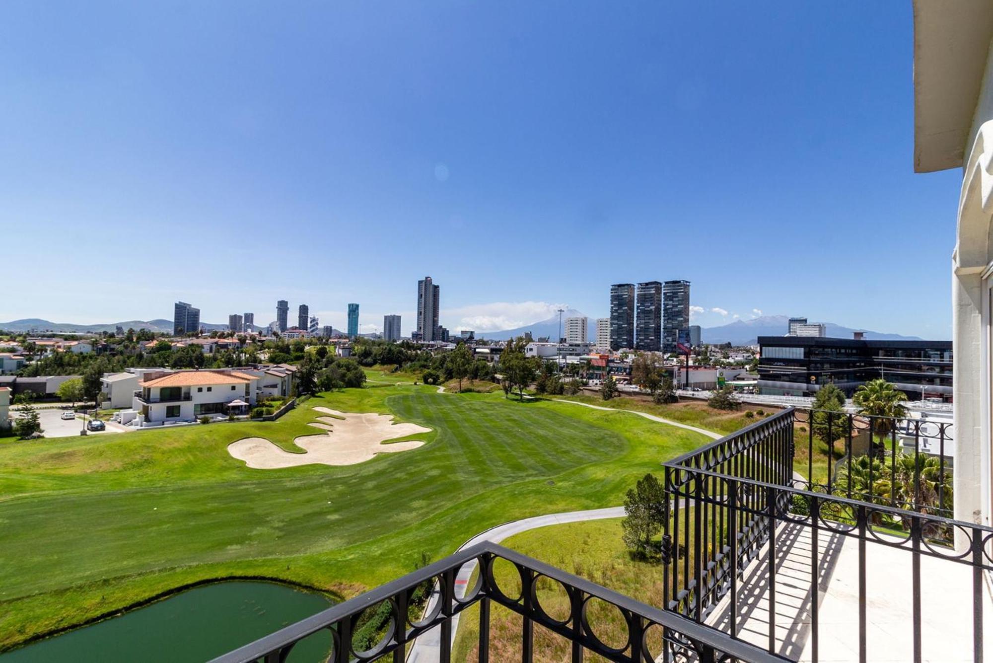 Camino Real Puebla Angelopolis Hotel Exterior foto View of the 18th hole at Torrey Pines Golf Course
