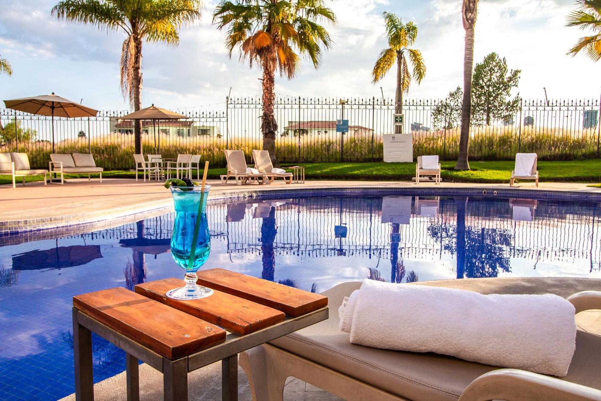 Camino Real Puebla Angelopolis Hotel Exterior foto The pool at the hotel